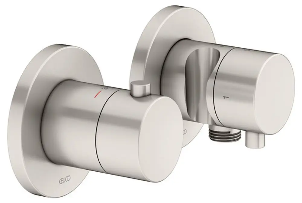 Zwei Wandarmaturen von Keuco in gebürstetem Nickel-Finish mit Drehgriffen zur Temperatureinstellung und Wasserabnahme.